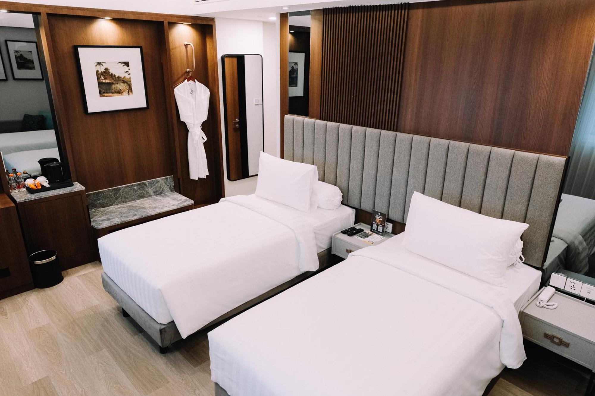 Deka Hotel Surabaya Hr Muhammad Exterior photo
