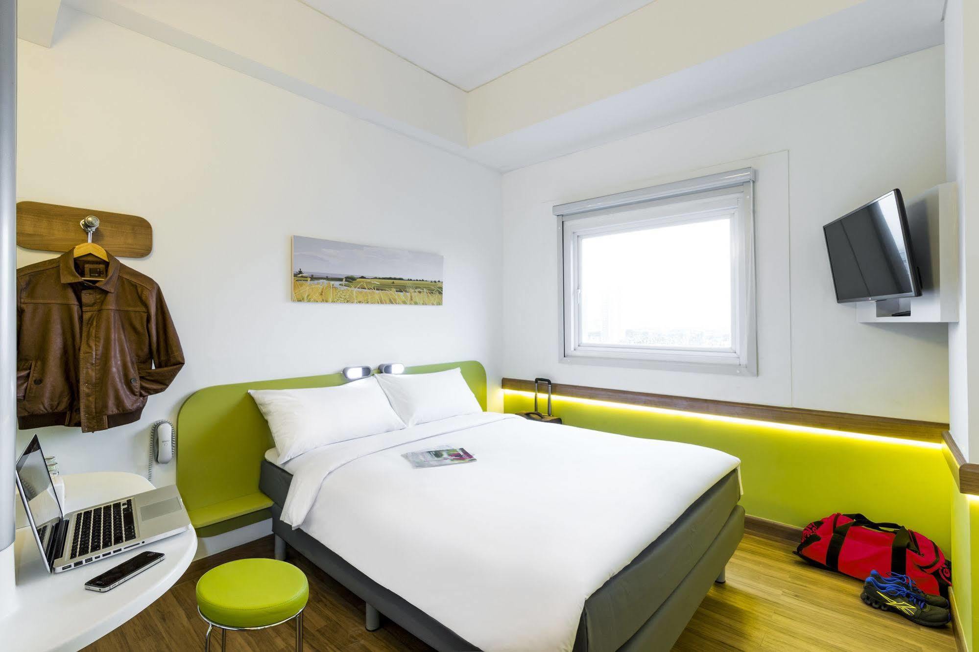Deka Hotel Surabaya Hr Muhammad Exterior photo
